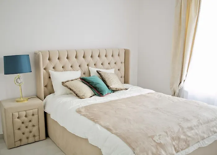 Elegant City Center Apartment 7A